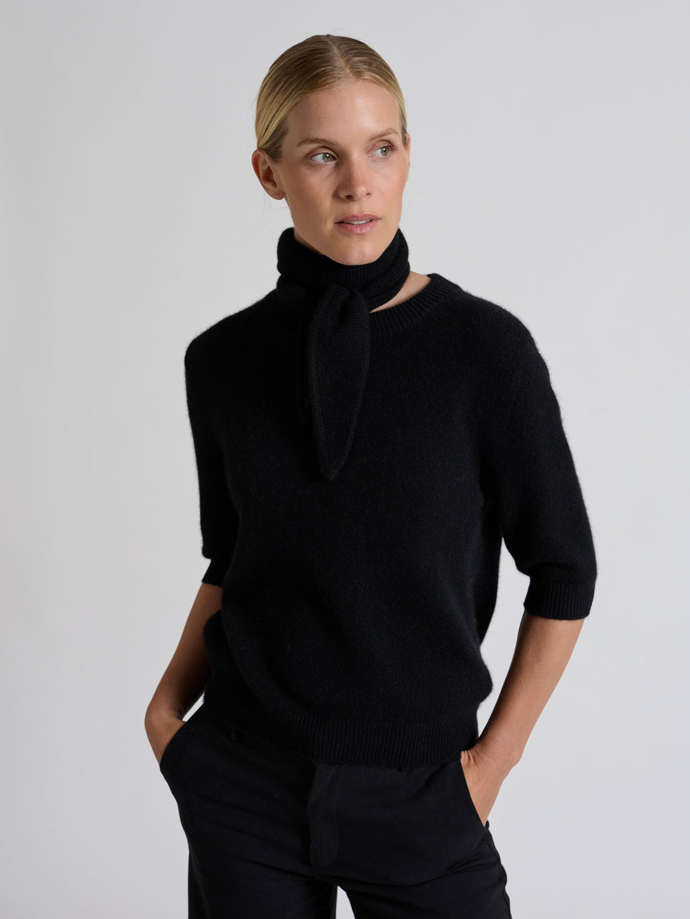 Kortermet kashmirgenser "Aase" i 100% ren kasjmirull. Norsk design fra Kashmina. Farge: Sort.