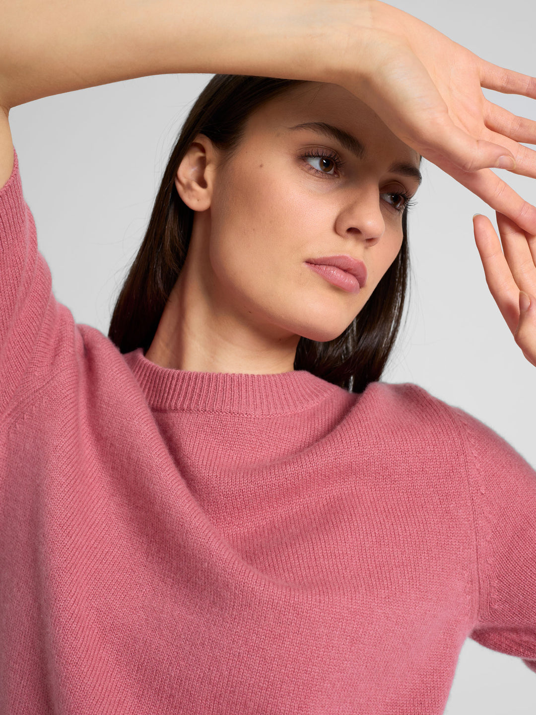 Kortermet kashmirgenser "Aase" i 100% ren kasjmirull. Norsk design fra Kashmina. Farge: Pink berry.