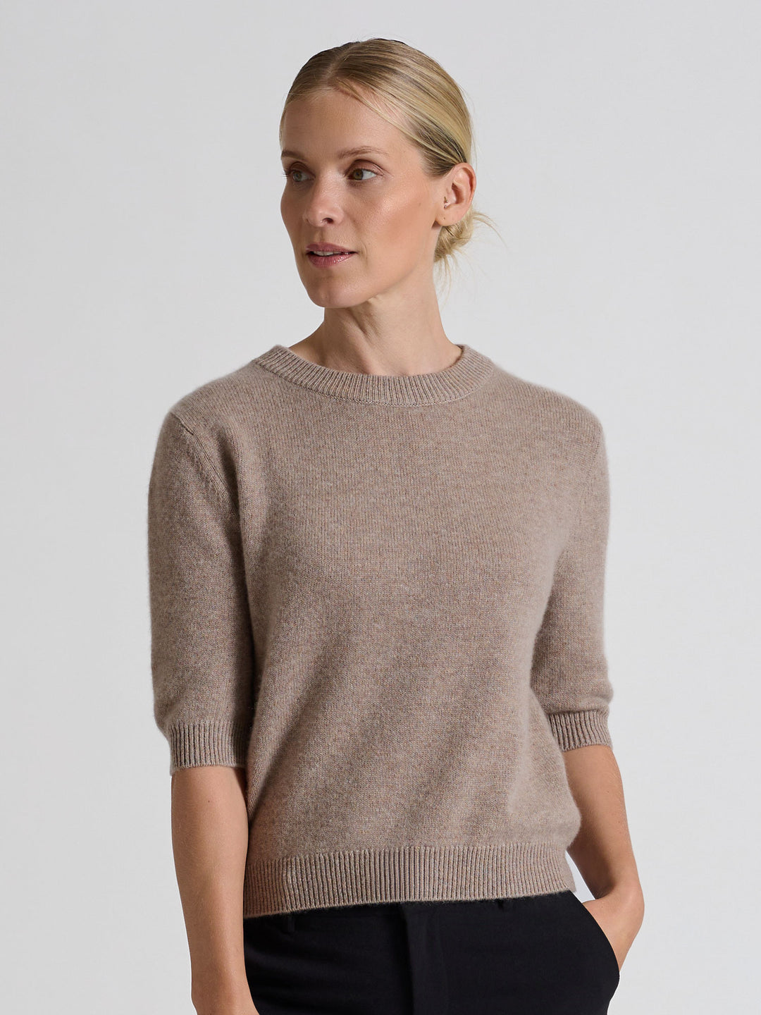 Kortermet kashmirgenser "Aase" i 100% ren kasjmirull. Norsk design fra Kashmina. Farge: Toast.