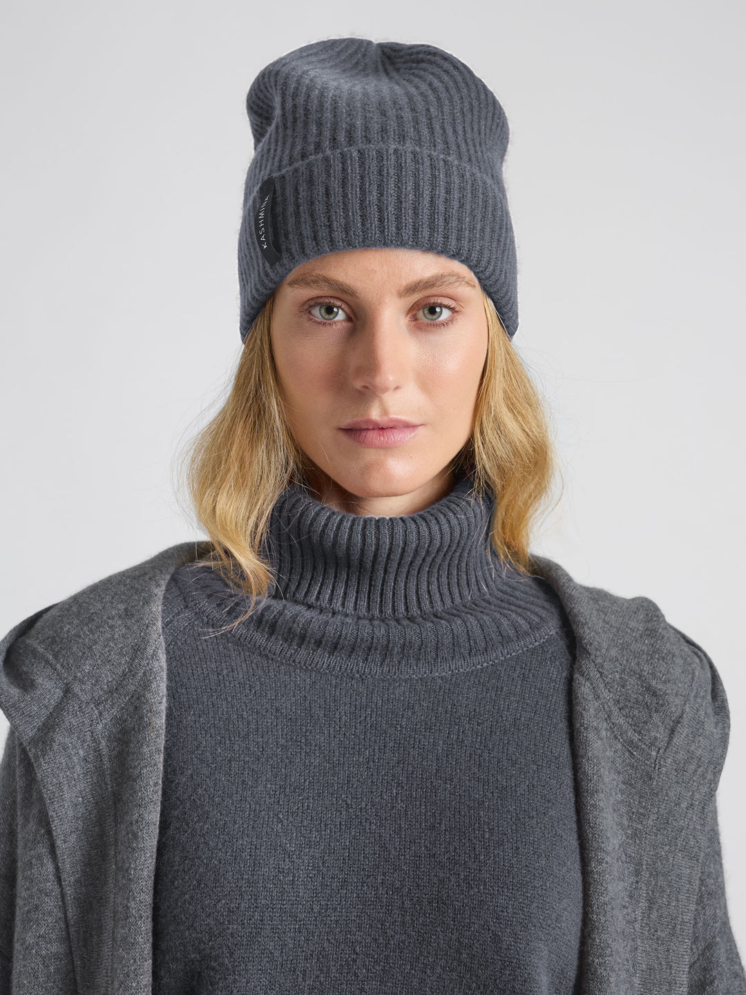 Kashmirlue "Elli" i 100% ren cashmere, kashmir. Farge: Blue Fog. Norsk design fra Kashmina.