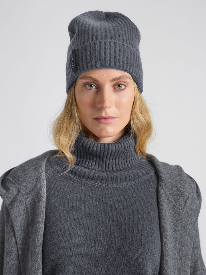 Kashmirlue "Elli" i 100% ren cashmere, kashmir. Farge: Blue Fog. Norsk design fra Kashmina.
