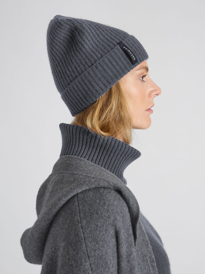Kashmirlue "Elli" i 100% ren cashmere, kashmir. Farge: Blue Fog. Norsk design fra Kashmina.