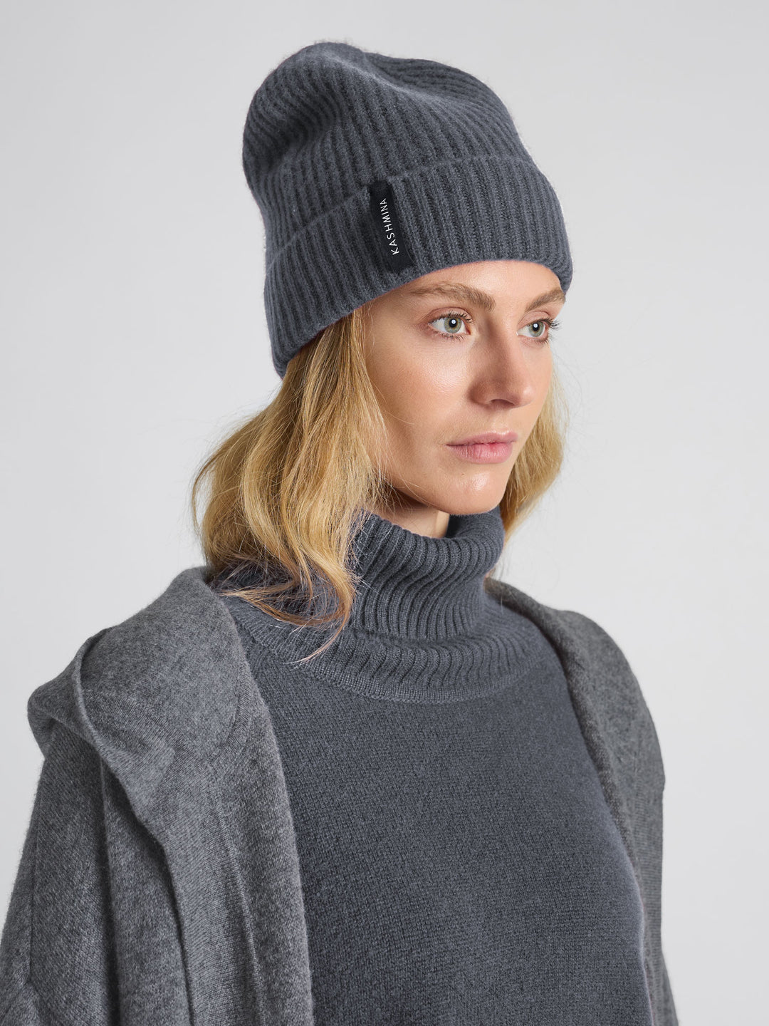 Kashmirlue "Elli" i 100% ren cashmere, kashmir. Farge: Blue Fog. Norsk design fra Kashmina.
