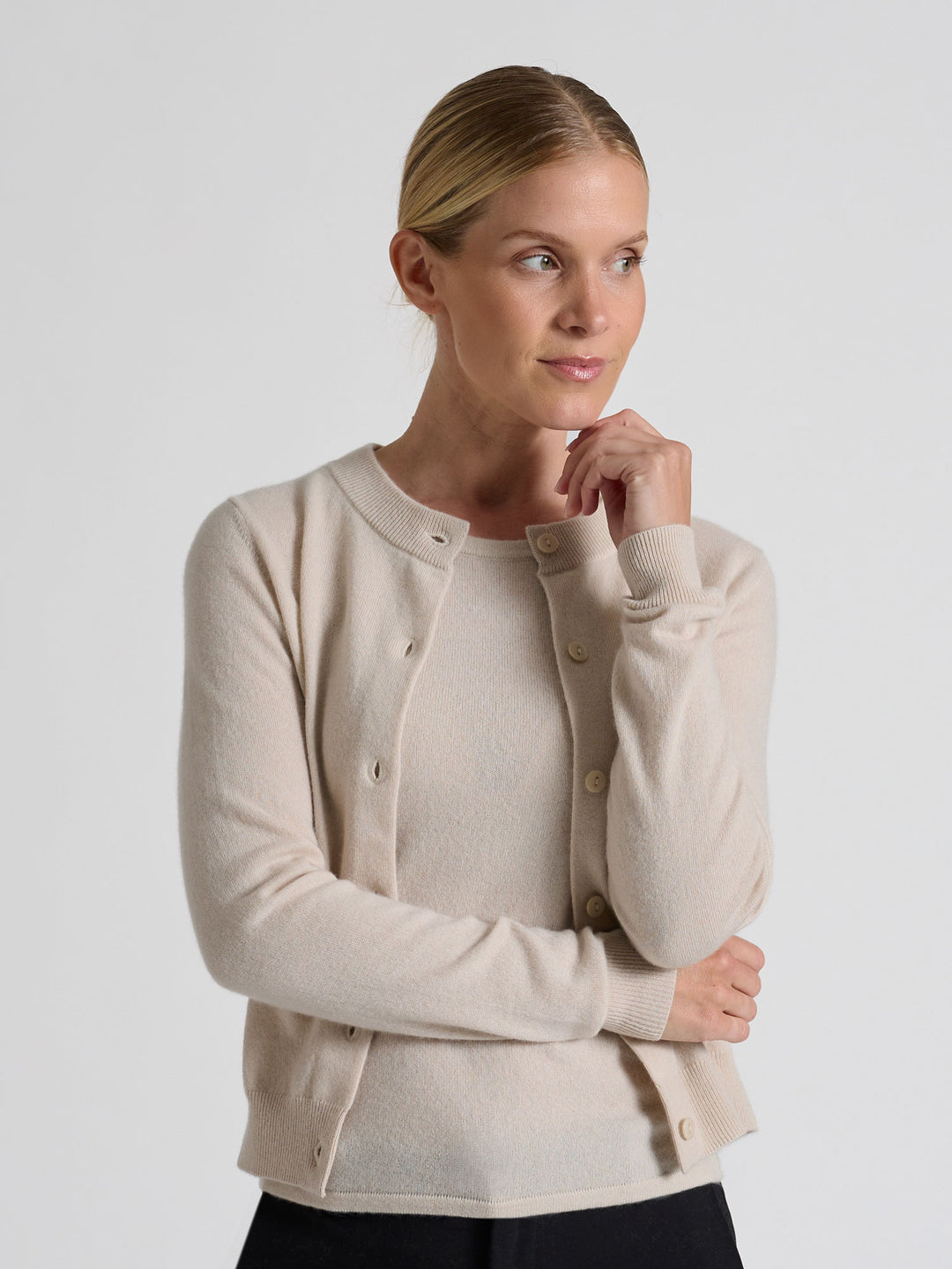 Kashmircardigan "Ingrid" i 100% ren kasjmirull. Norsk design fra Kashmina. Farge: Cream.