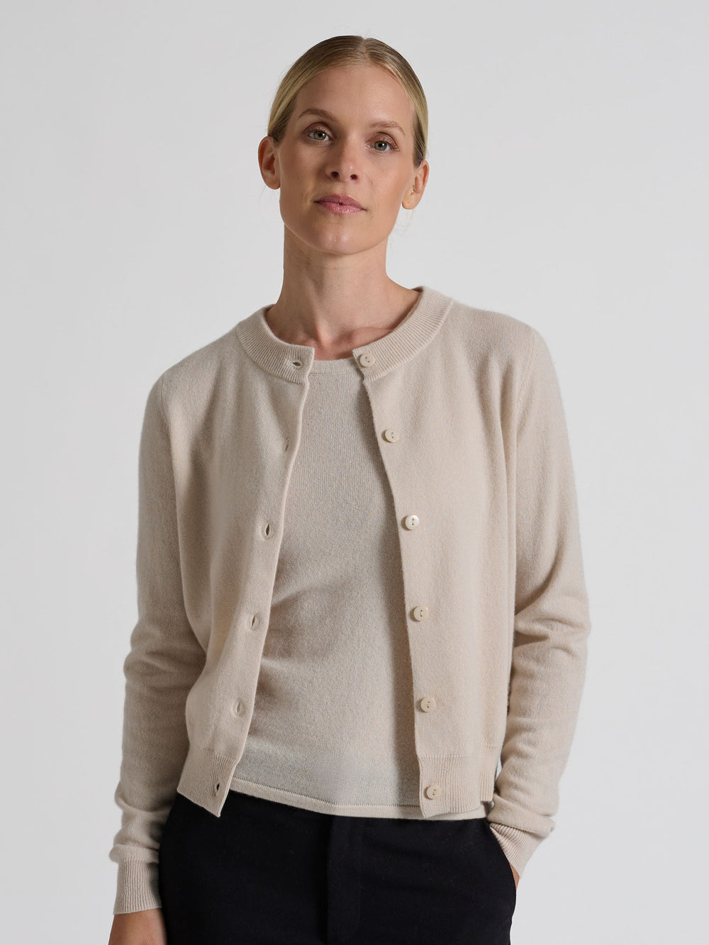 Kashmircardigan "Ingrid" i 100% ren kasjmirull. Norsk design fra Kashmina. Farge: Cream.