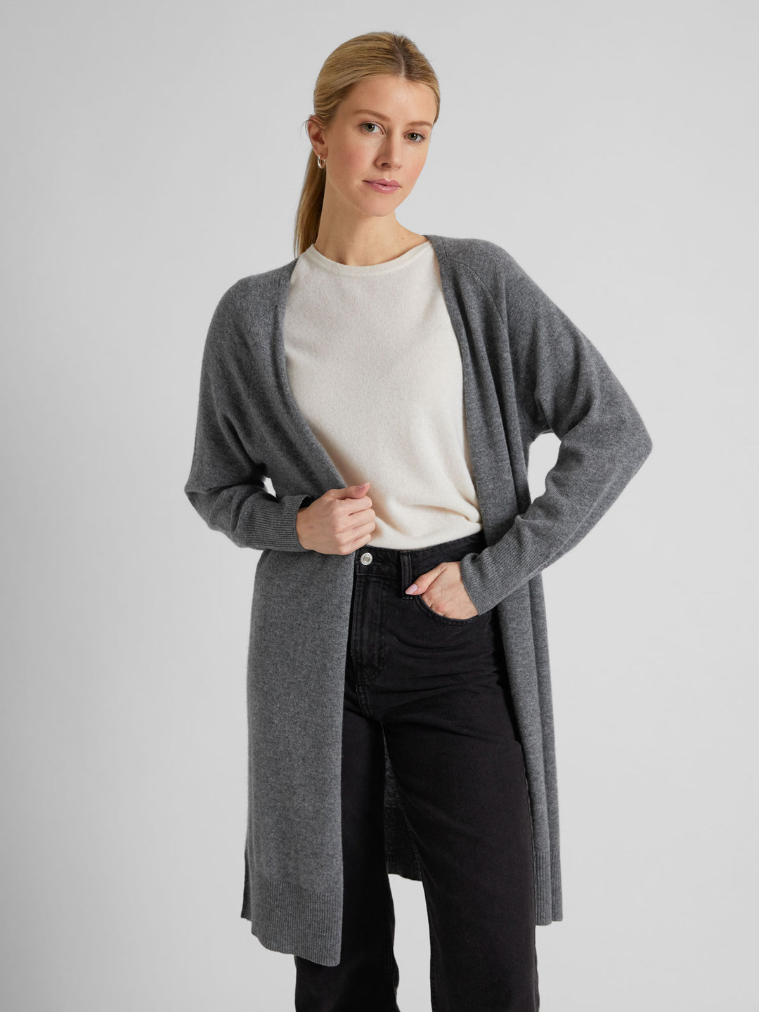 Lett kashmircardigan "Linnea" i 100% kasjmirull. Norsk design fra Kashmina. Farge: Mørk grå.