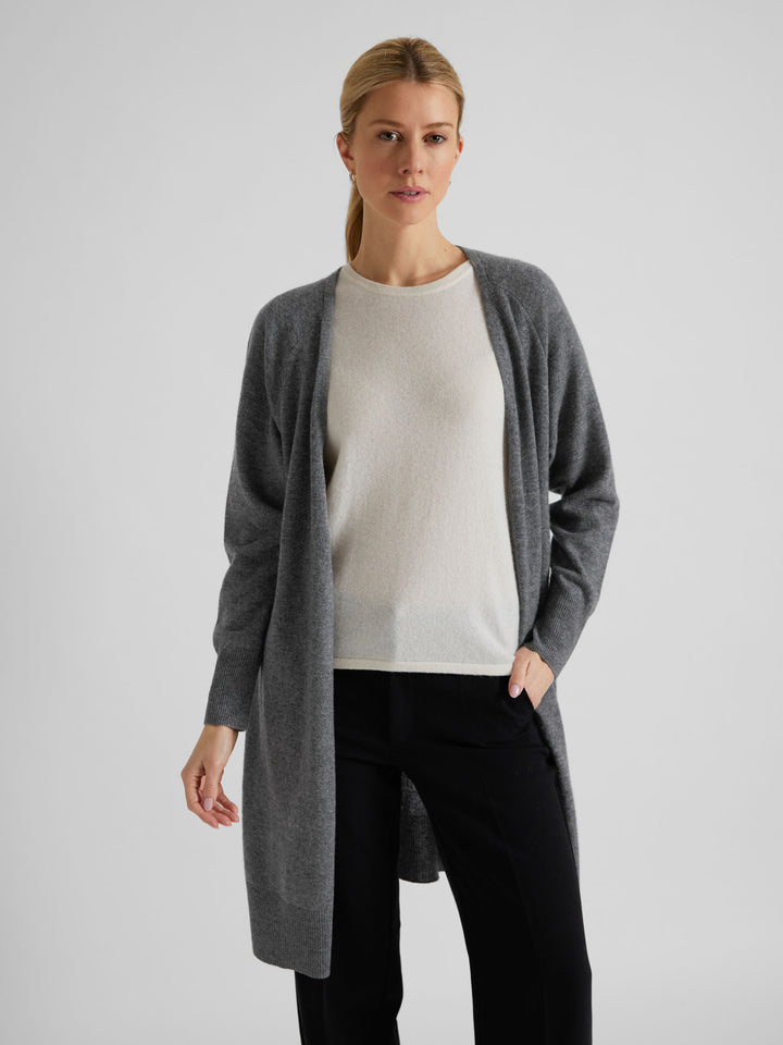 Lett kashmircardigan "Linnea" i 100% kasjmirull. Norsk design fra Kashmina. Farge: Mørk grå.