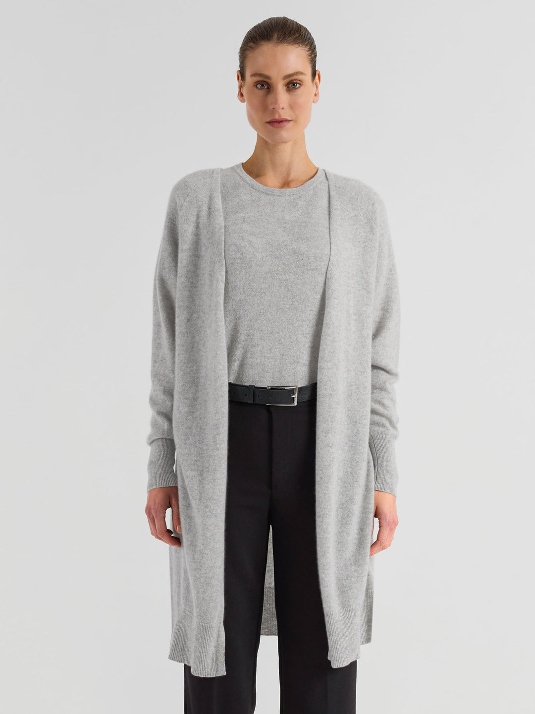 Lang kashmircardigan "Linnea" i 100% ren cashmere. Norsk design fra Kashmina. Farge: Lys grå.