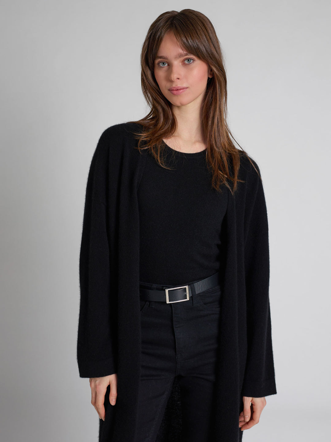 Lang kashmircardigan "Magni" i 100% ren cashmere. Norsk design fra Kashmina. Farge; Sort.