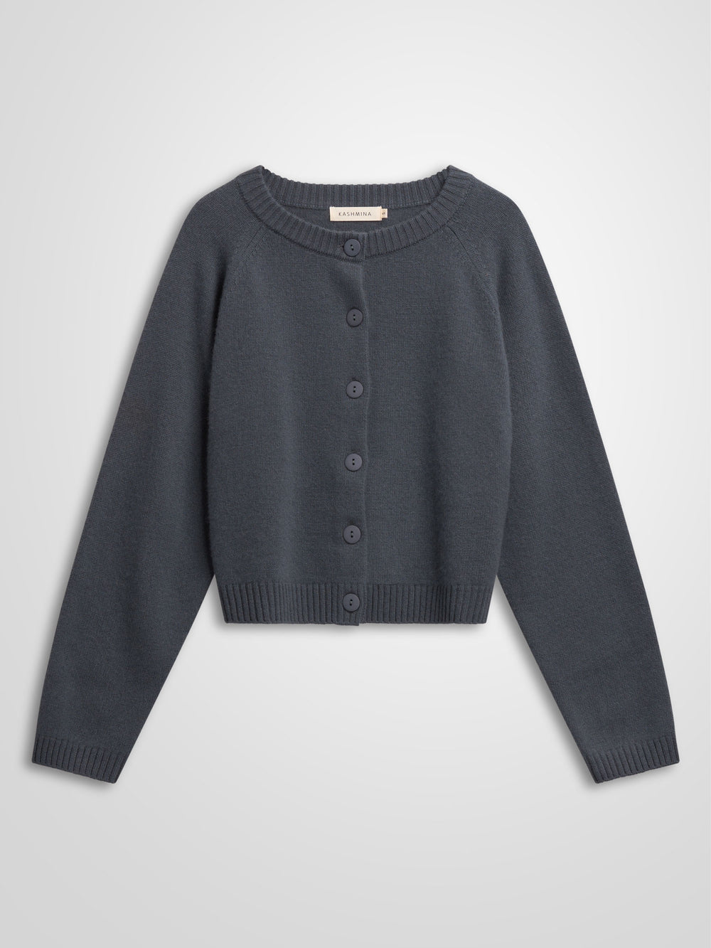 Kashmircardigan "Randi" i 100% ren kasjmirull. Norsk design fra Kashmina. Cashmere. Farge: Blue Fog.