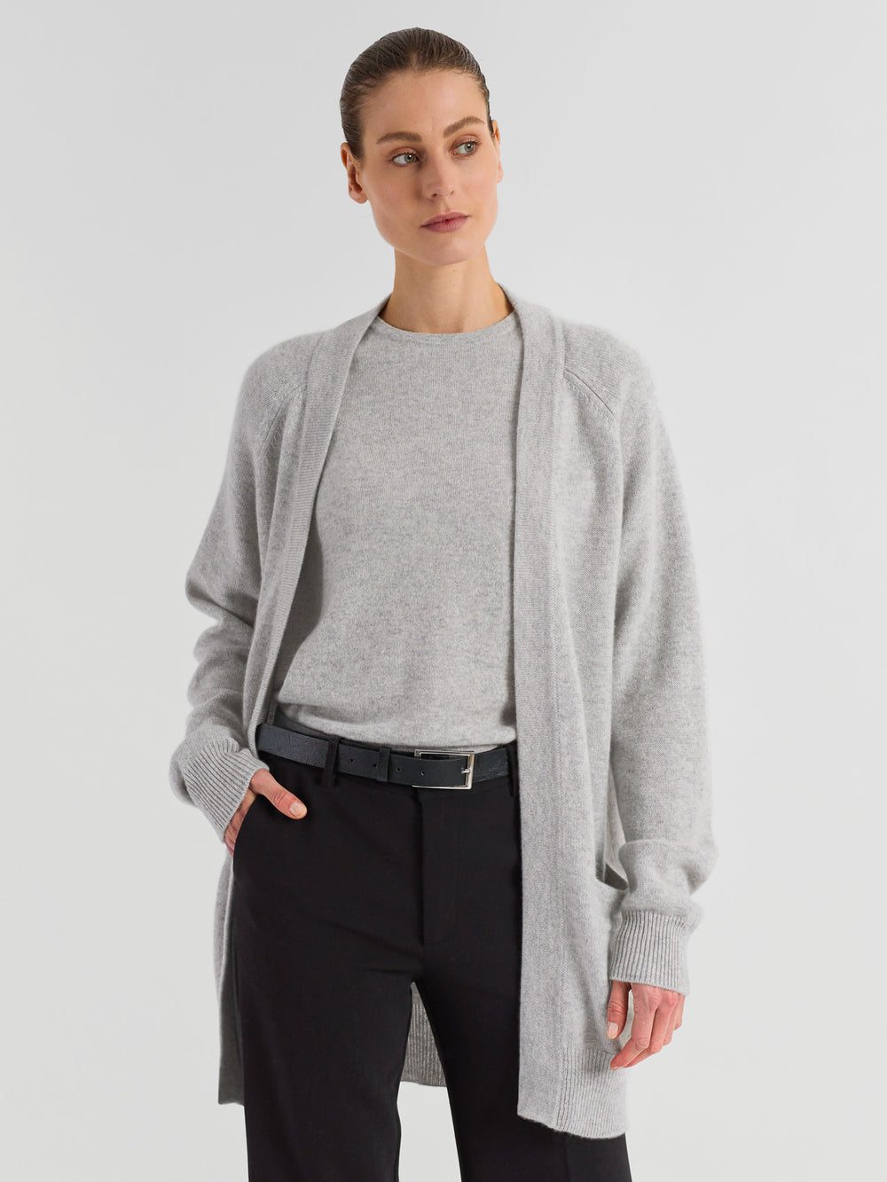 Kashmircardigan "Solveig" i 100% ren kasjmirull. Norsk design fra Kashmina. Farge: Light Grey.