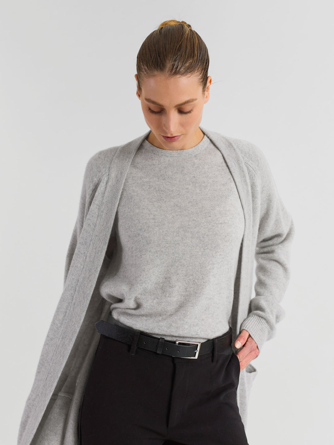 Kashmircardigan "Solveig" i 100% ren kasjmirull. Norsk design fra Kashmina. Farge: Light Grey.