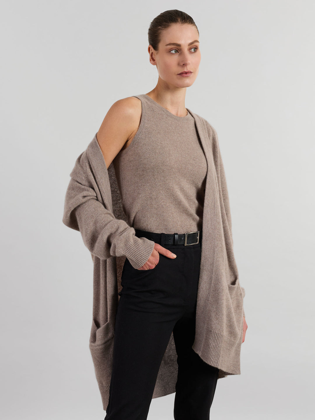 Kashmircardigan "Solveig" i 100% ren kasjmirull. Norsk design fra Kashmina. Farge: Toast.