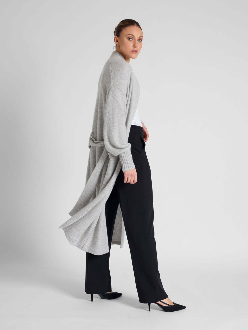 Kashmirkåpen "Trench" i 100% ren kashmirull. Norsk design fra Kashmina. Farge Lys Grå.