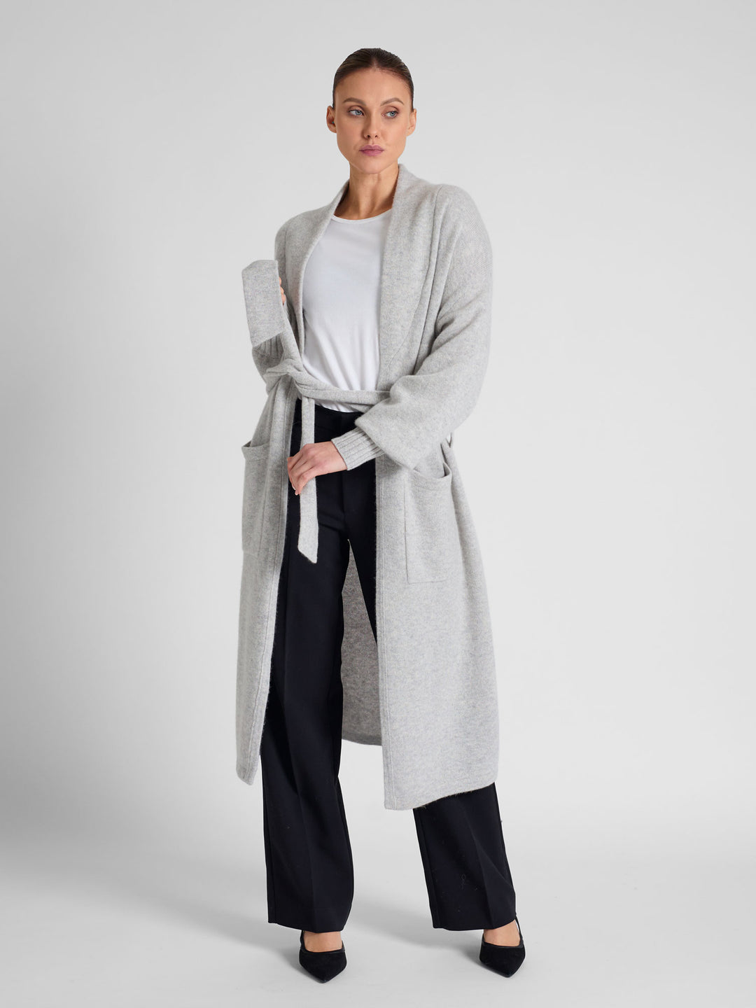 Kashmirkåpen "Trench" i 100% ren kashmirull. Norsk design fra Kashmina. Farge Lys Grå.