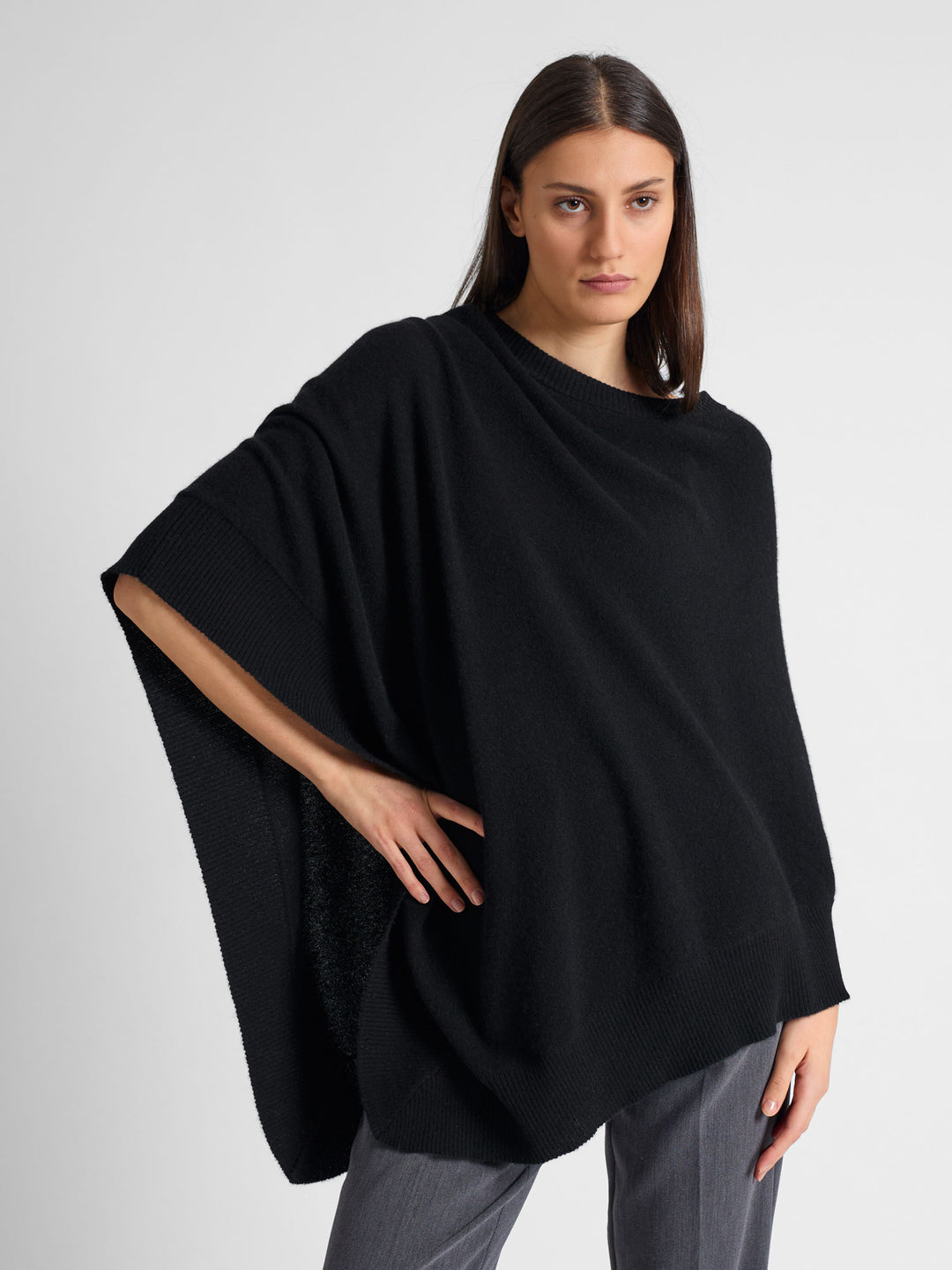 Kashmirponcho "Haddy" i 100% ren kasjmirull. Norsk design fra Kashmina. Farge: Sort.