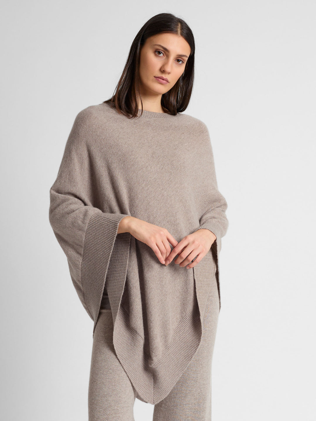 Kashmirponcho "Haddy" i 100% ren kasjmirull. Norsk design fra Kashmina. Farge: Toast.