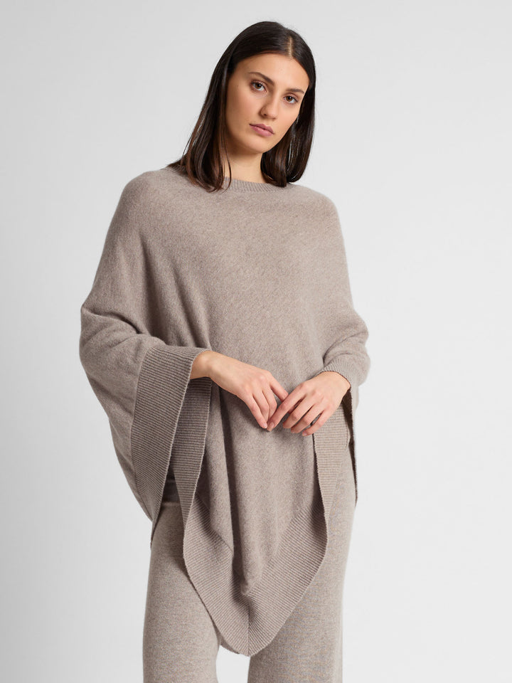 Kashmirponcho "Haddy" i 100% ren kasjmirull. Norsk design fra Kashmina. Farge: Toast.