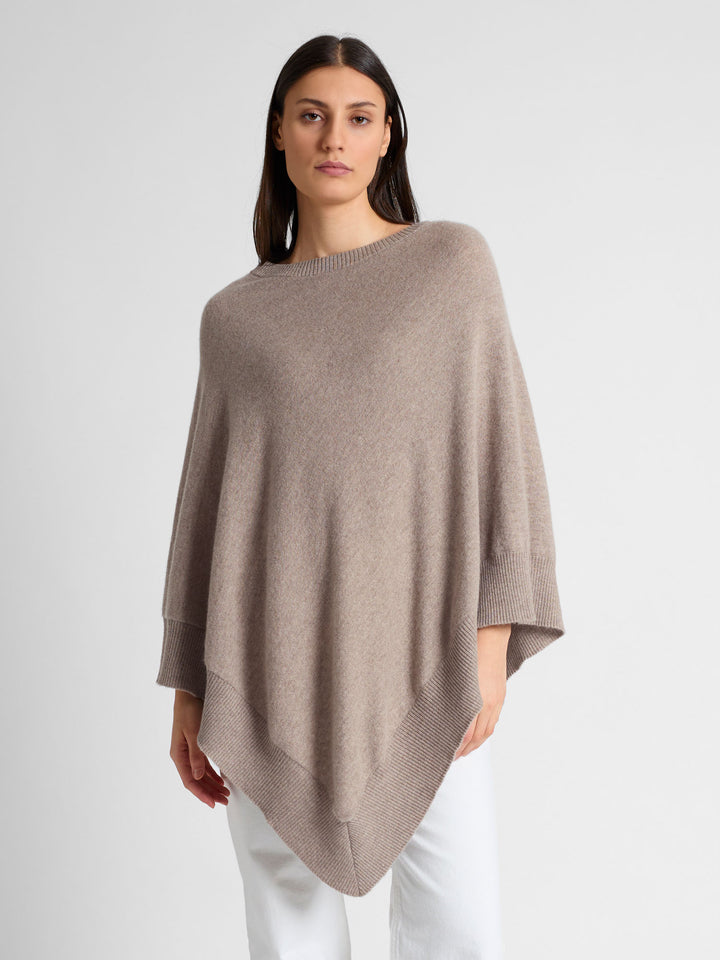 Kashmirponcho "Haddy" i 100% ren kasjmirull. Norsk design fra Kashmina. Farge: Toast.