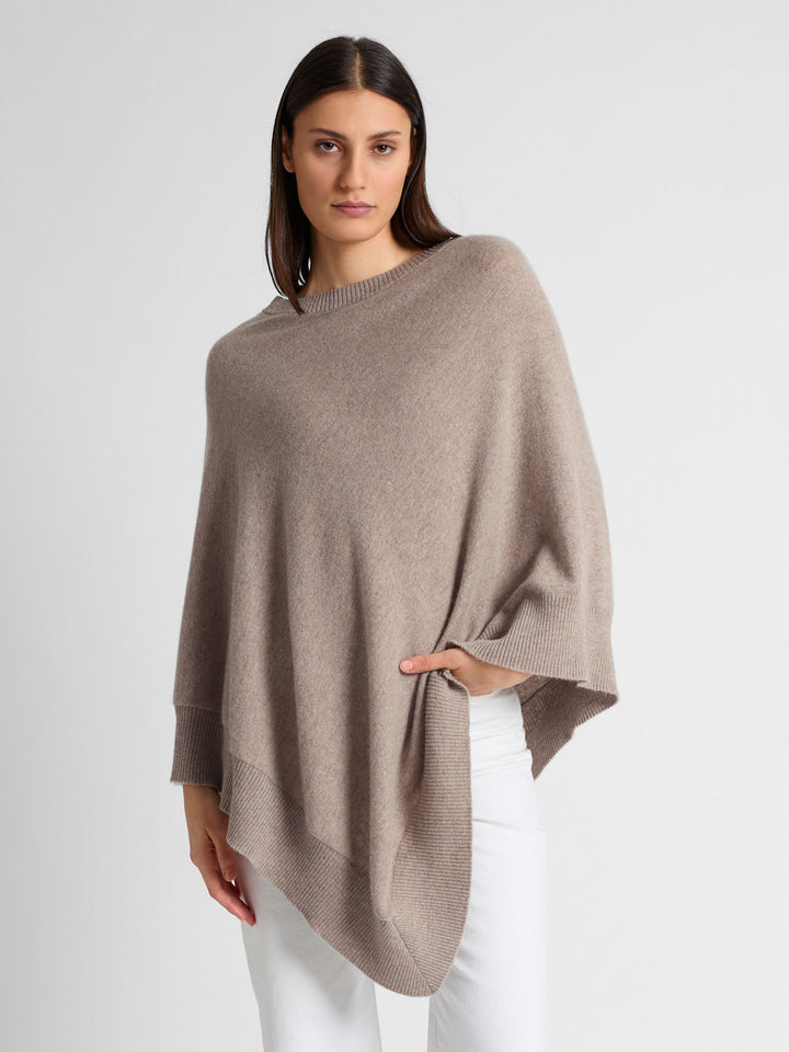 Kashmirponcho "Haddy" i 100% ren kasjmirull. Norsk design fra Kashmina. Farge: Toast.