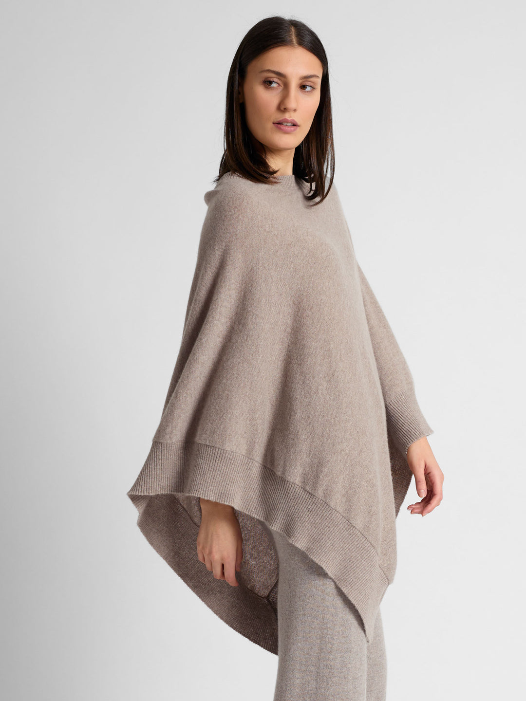 Kashmirponcho "Haddy" i 100% ren kasjmirull. Norsk design fra Kashmina. Farge: Toast.