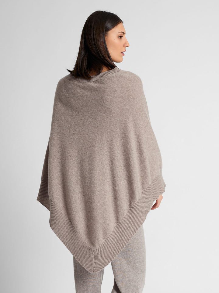 Kashmirponcho "Haddy" i 100% ren kasjmirull. Norsk design fra Kashmina. Farge: Toast.