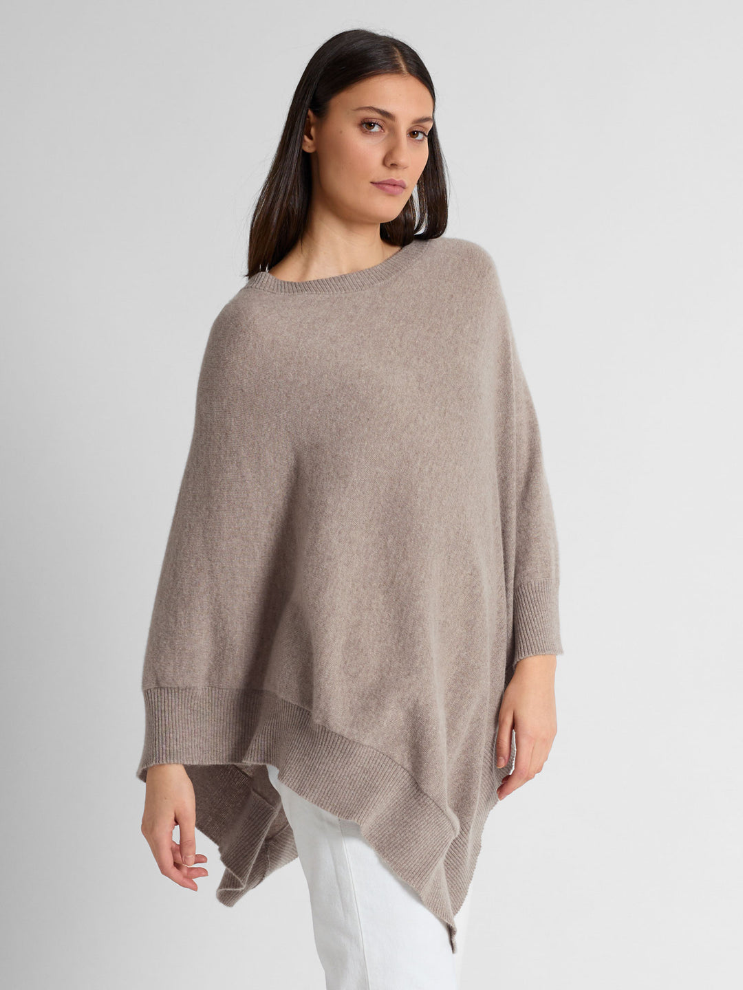 Kashmirponcho "Haddy" i 100% ren kasjmirull. Norsk design fra Kashmina. Farge: Toast.