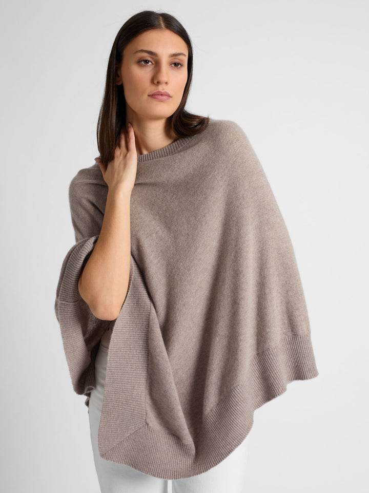 Kashmirponcho "Haddy" i 100% ren kasjmirull. Norsk design fra Kashmina. Farge: Toast.