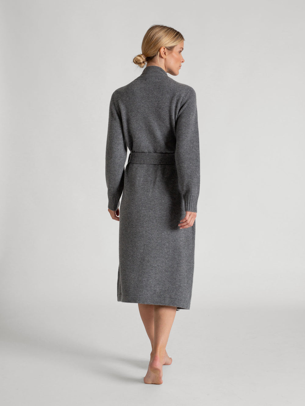 Kashmirmorgenkåper i 100% ren kasjmir. Norsk design fra Kashmina. Farge: Mørk grå.