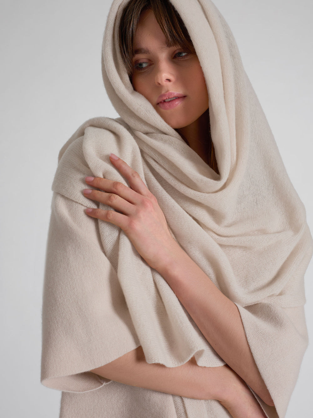 Kashmirskjerf "Flow" florlett skjerf i 100% ren kashmir. Norsk design fra Kashmina. Farge: Cream.