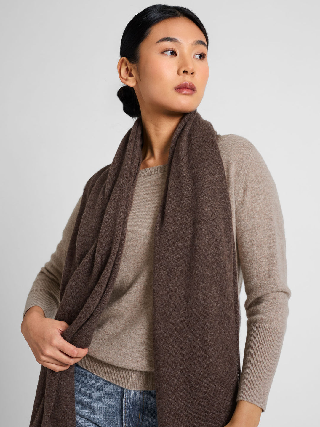 Kashmirskjerf "Signature" i 100% kasjmirull. Farge: Dark Brown. Norsk design fra Kashmina.