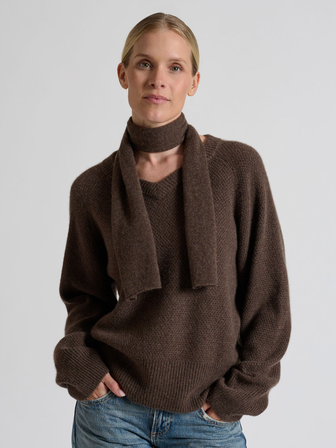 Kashmirskjerf i 100% ren kasjmirull. Norsk design fra Kashmina. Farge: Dark Brown.