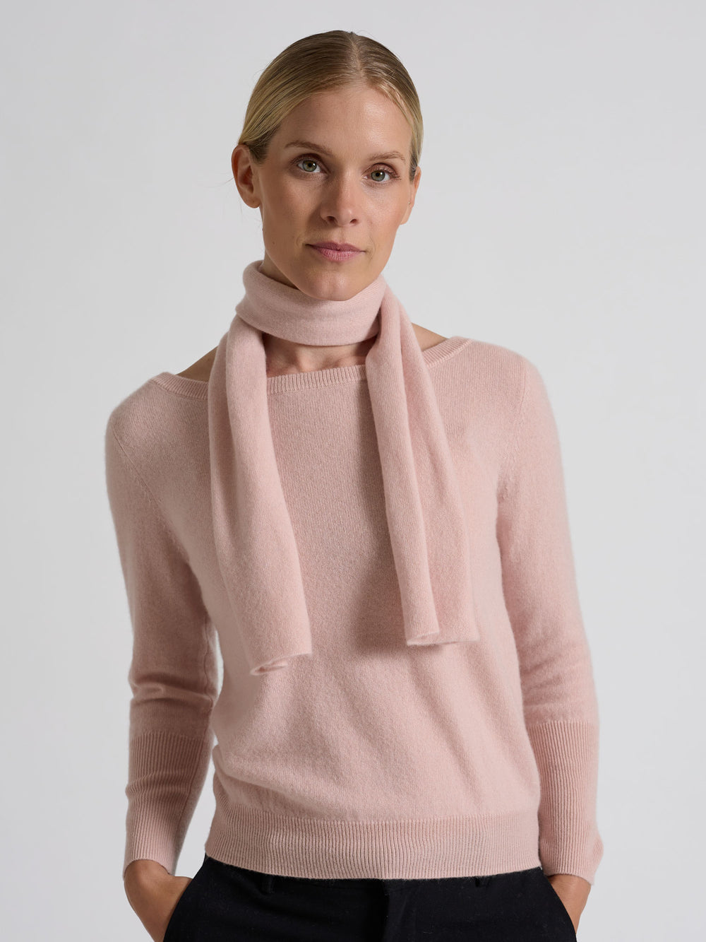 Lite skjerf strikket i 100% ren kashmirull, cashmere. Fullstendig kløfritt. Norsk design fra Kashmina. Farge: Rose Glow.
