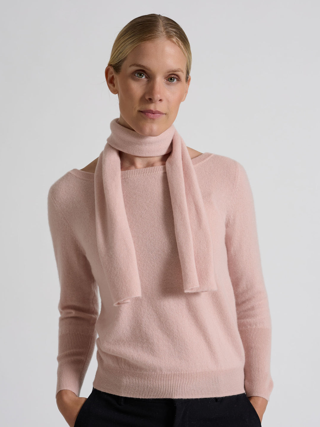 Lite skjerf strikket i 100% ren kashmirull, cashmere. Fullstendig kløfritt. Norsk design fra Kashmina. Farge: Rose Glow.