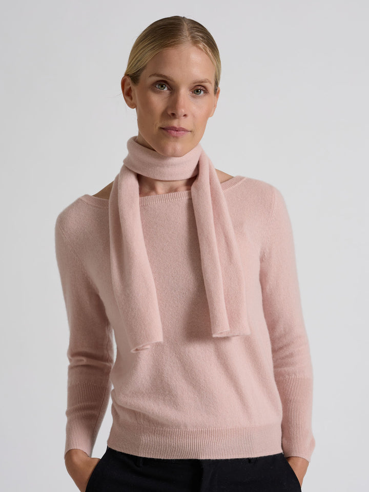 Lite skjerf strikket i 100% ren kashmirull, cashmere. Fullstendig kløfritt. Norsk design fra Kashmina. Farge: Rose Glow.