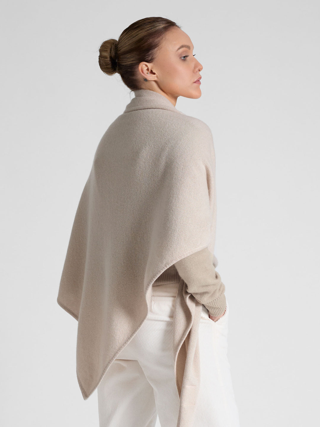 Kashmirskjerf "Triangle" i 100% ren kasjmir. Norsk design fra Kashmina. Farge: Cream.