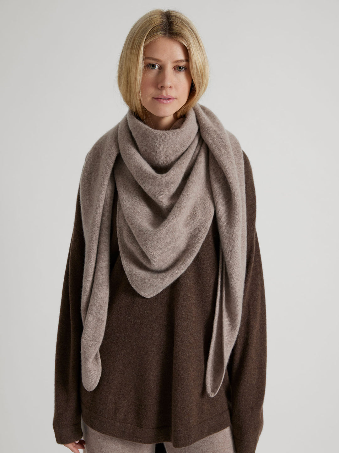 Kashmirskjerf "Triangle" i 100% ren kasjmir. Norsk design fra Kashmina. Farge: Toast.