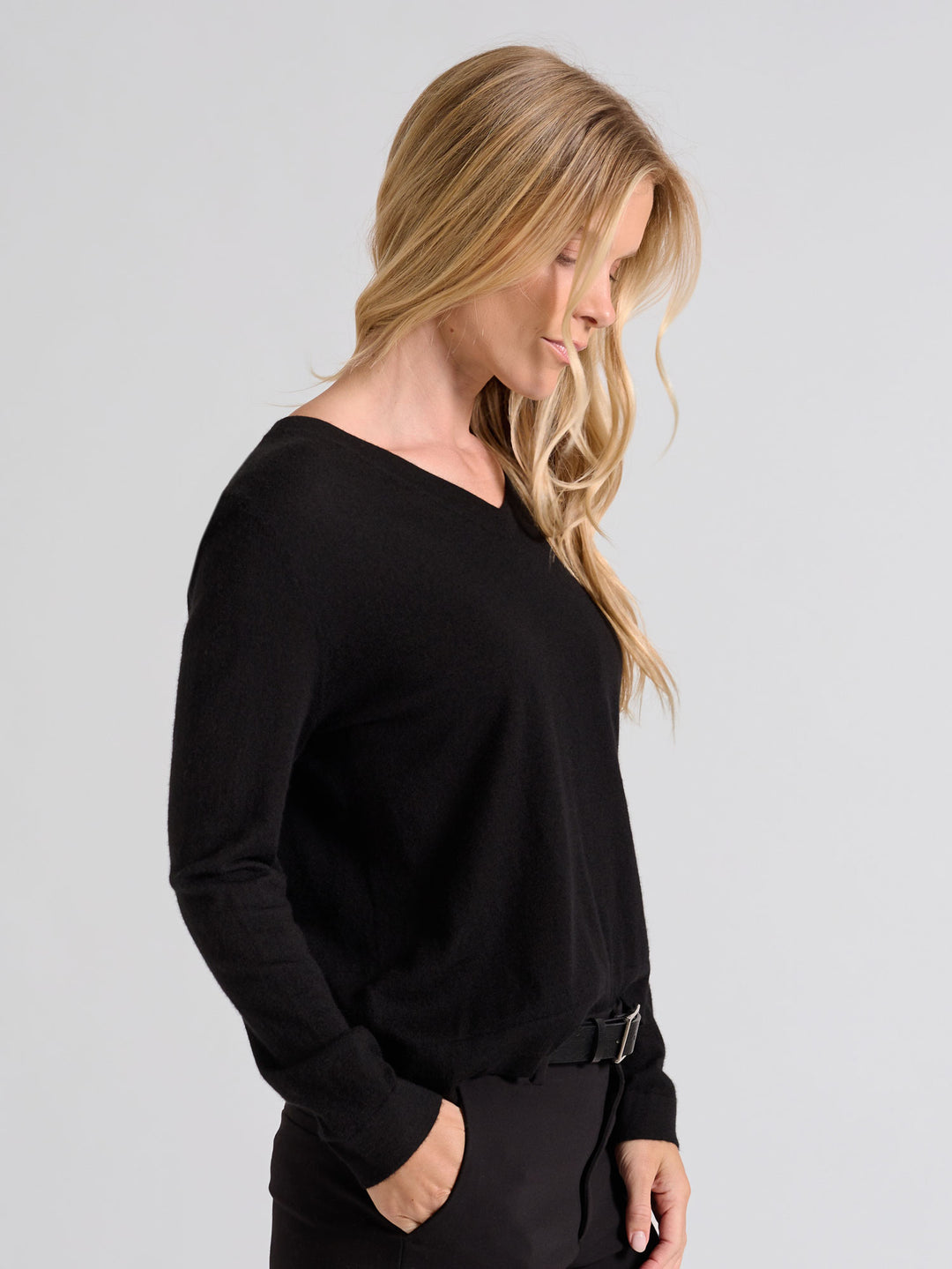 Kashmirgenseren "Aina", laget i 100 % ren cashmere. Norsk design fra Kashmina. Farge: Sort.