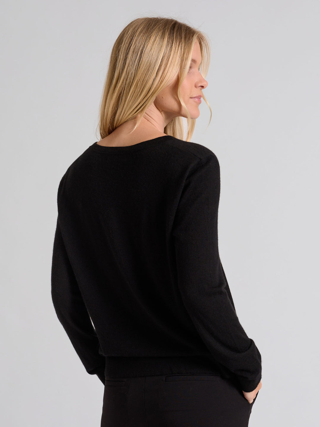 Kashmirgenseren "Aina", laget i 100 % ren cashmere. Norsk design fra Kashmina. Farge: Sort.