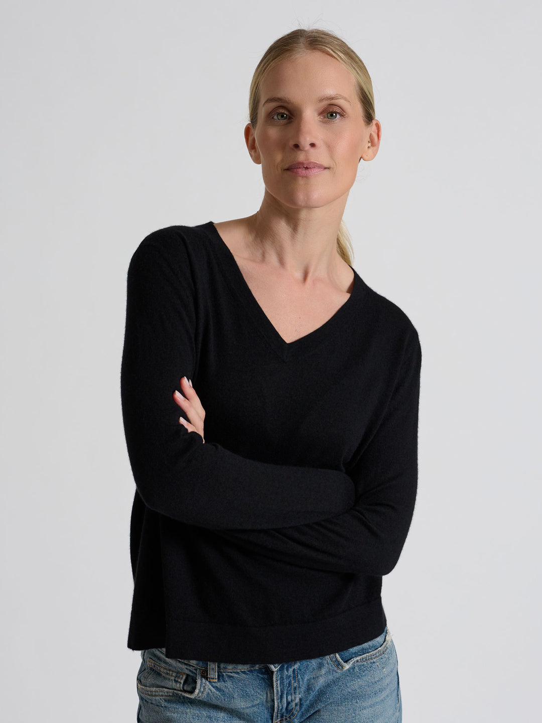 Kashmirgenseren "Aina", laget i 100 % ren cashmere. Norsk design fra Kashmina. Farge: Sort.