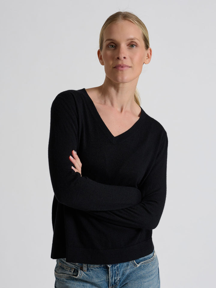 Kashmirgenseren "Aina", laget i 100 % ren cashmere. Norsk design fra Kashmina. Farge: Sort.