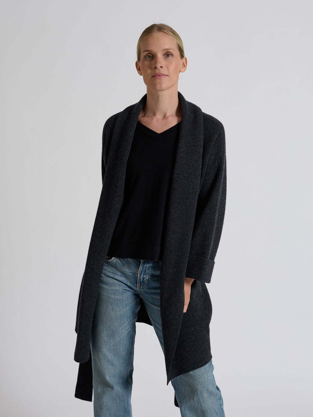 Kashmirgenseren "Aina", laget i 100 % ren cashmere. Norsk design fra Kashmina. Farge: Sort.