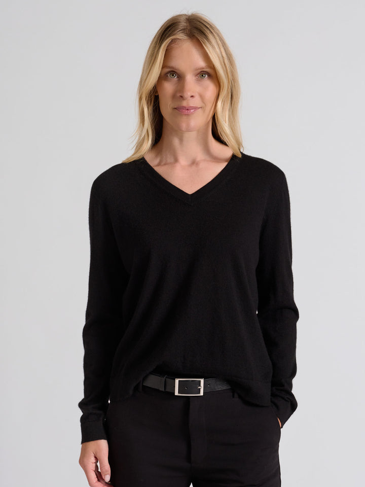 Kashmirgenseren "Aina", laget i 100 % ren cashmere. Norsk design fra Kashmina. Farge: Sort.