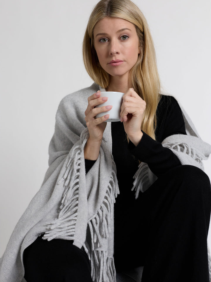 Kashmirgenseren "Aina", laget i 100 % ren cashmere. Norsk design fra Kashmina. Farge: Sort.
