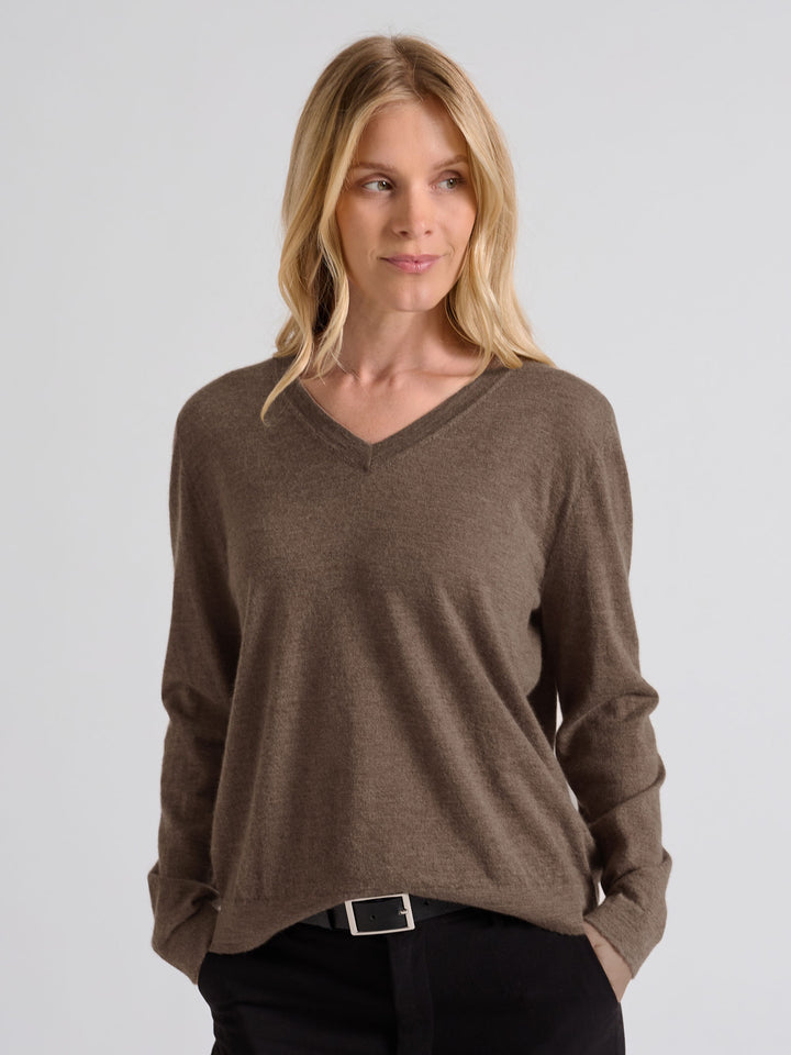 Kashmirgenseren "Aina", laget i 100 % ren cashmere. Norsk design fra Kashmina. Farge: Dark Toast.