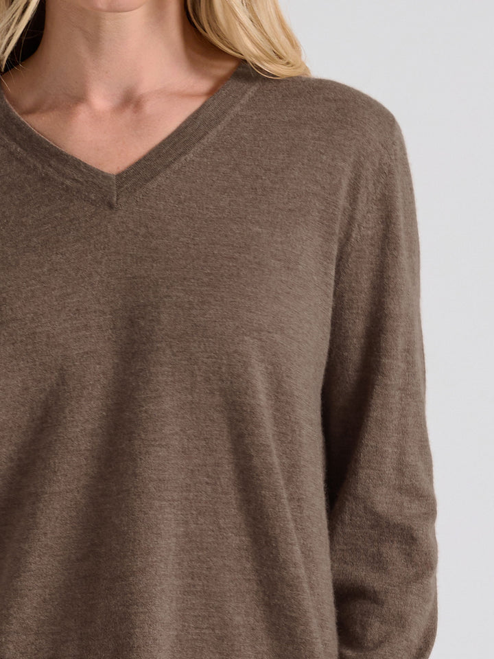 Kashmirgenseren "Aina", laget i 100 % ren cashmere. Norsk design fra Kashmina. Farge: Dark Toast.