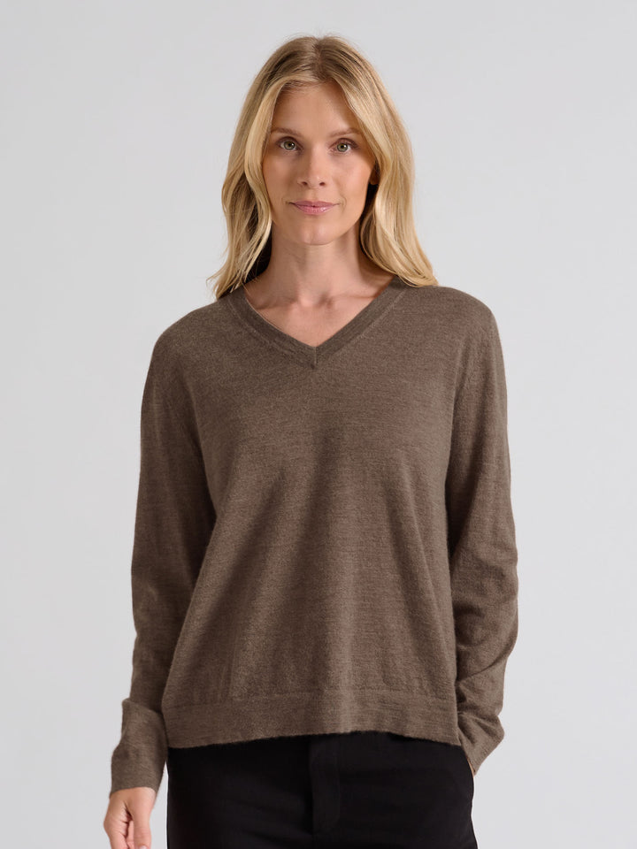 Kashmirgenseren "Aina", laget i 100 % ren cashmere. Norsk design fra Kashmina. Farge: Dark Toast.