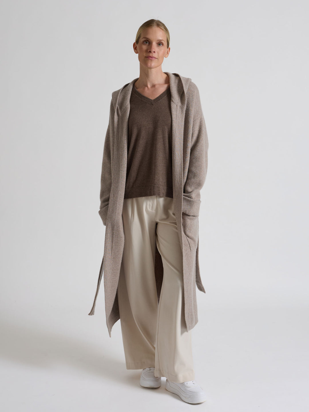 Kashmirgenseren "Aina", laget i 100 % ren cashmere. Norsk design fra Kashmina. Farge: Dark Toast.