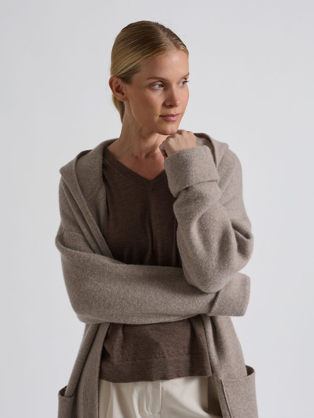 Kashmirgenseren "Aina", laget i 100 % ren cashmere. Norsk design fra Kashmina. Farge: Dark Toast.