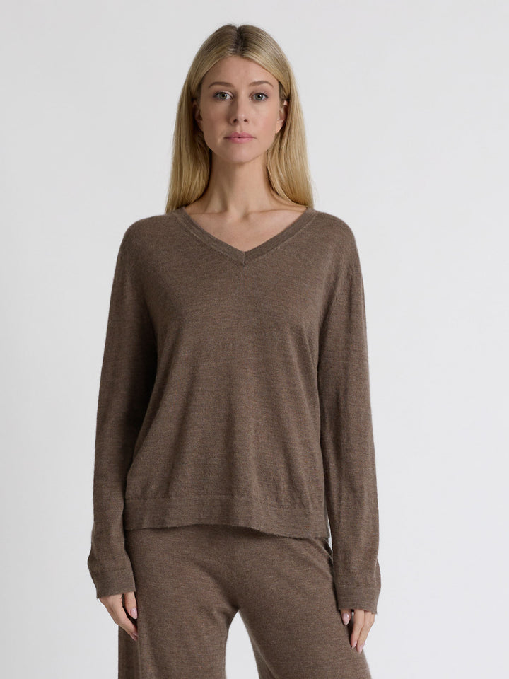 Kashmirgenseren "Aina", laget i 100 % ren cashmere. Norsk design fra Kashmina. Farge: Dark Toast.